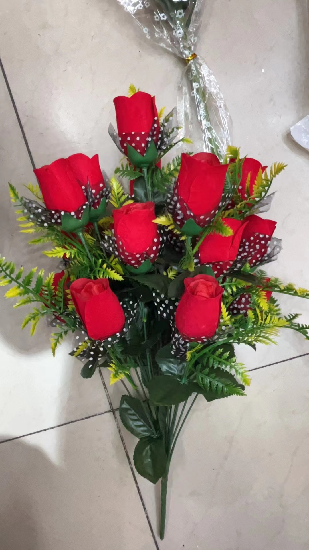 RAMO DE 12 ROSAS(300)